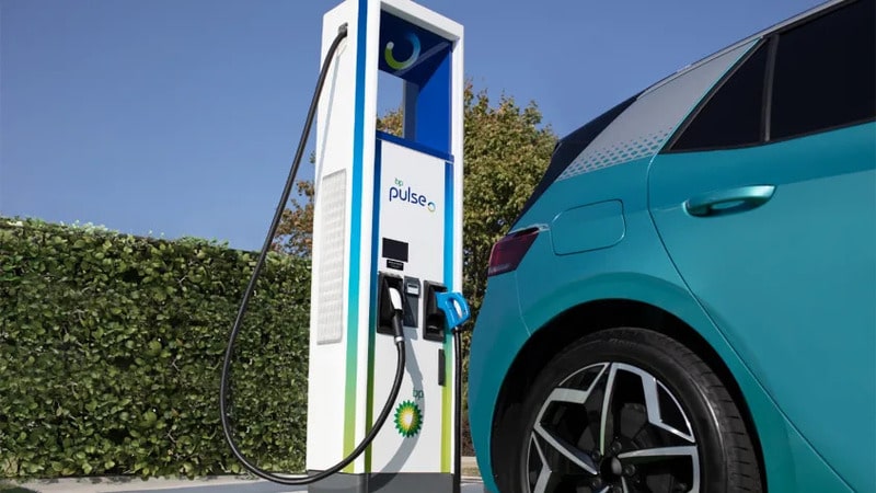 Maximising EV Charging Efficiency: A Guide to BP Pulse’s Time-Based Pricing and Choosing Between Home and Fast Charging Options